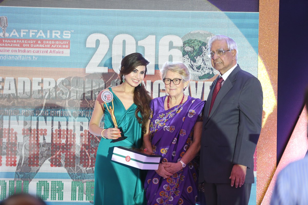 Tripti_Gupta_'s tweet photo. Throwback Awarded India's Best Fitness & Wellness Consultant by Indian Leadership Conclave Awards 2016 #ThrowBackThursday .
.
.
.
.
.
.
.
.
#TriptiGupta #CelebrityNutritionist #iPink #Health #Beauty #Wellness #EatClean #EatRight #WeightLoss #FatLoss #Fitness #HealthyBody https://t.co/zxtSKUOGbh