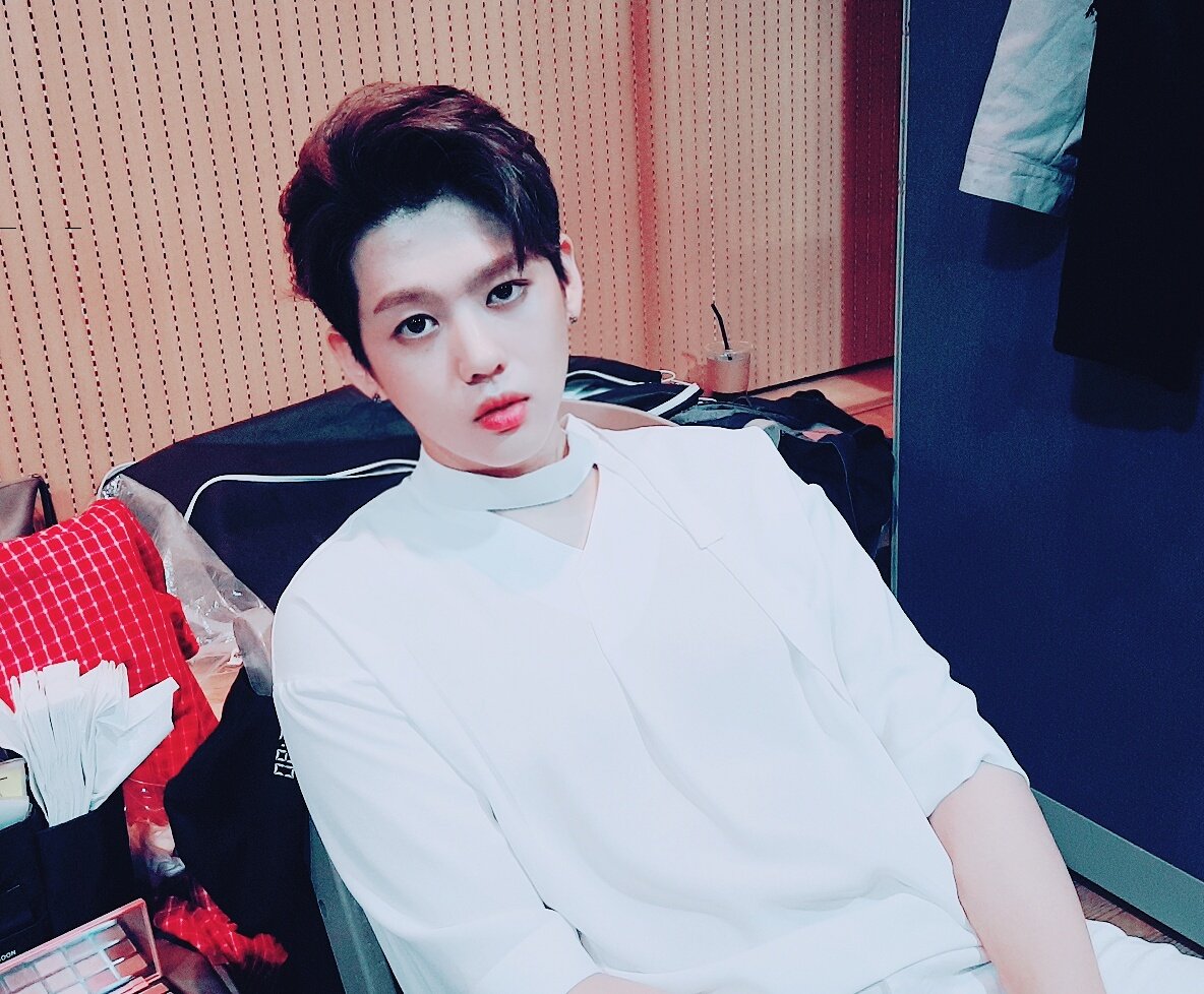 BigFlo_official's tweet photo. [#BIGFLO] <목요일의 #거꾸로>

우리 웨이브 여러분을 위해 공개하는
#빅플로 엠카 현장 비하인드 사진📷

세 번째 주인공💛
'치명적 눈빛이란 론을 뜻한다' jpg.

#키친론 으로 열심히 활약하고있는
#론 군과 함께하세요⭐ https://t.co/rsu10EKy1u