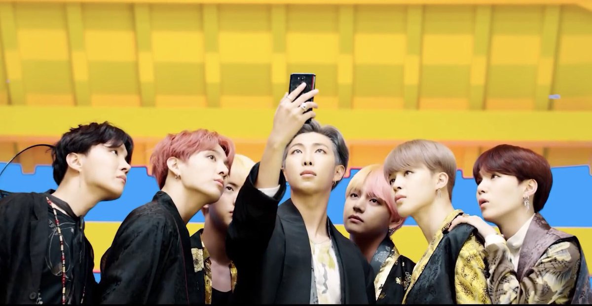 RMPICS_twt's tweet photo. 🔥🔥WHAT’S GOOD KOREA🔥🔥
@BTS_twt - #IDOL #Feat_NickiMinaj https://t.co/9UizXBt3rO