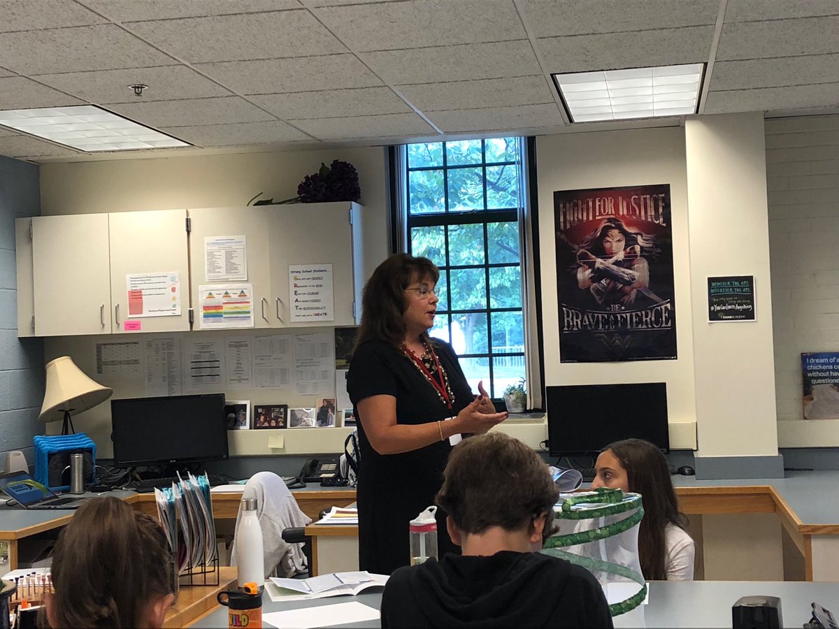 MrSadinsky's tweet photo. First Select Woman, Laura Francis, spending time w/#StrongMS 7th grade students in ⁦@TechTina⁩ ‘s TI class sharing info re: SustainableCT https://t.co/Rd07IZi4HU