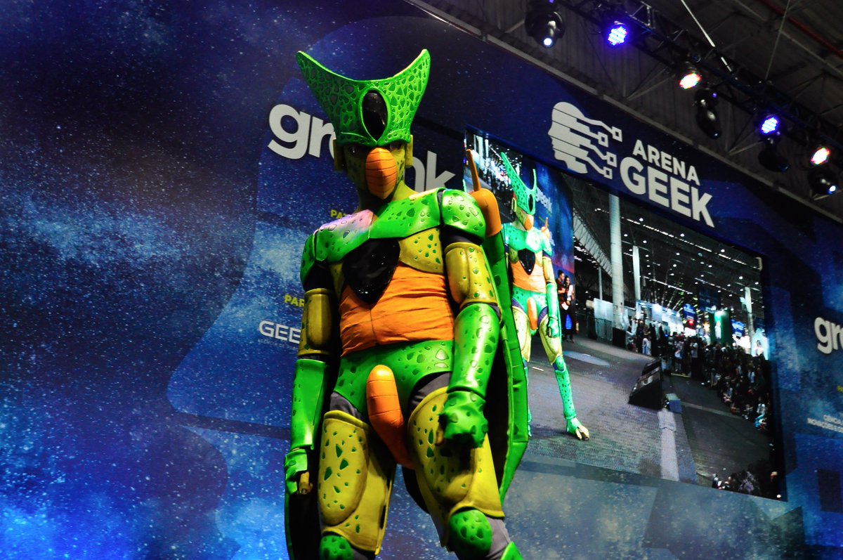 greenk_oficial's tweet photo. Olhem que irado nosso momento TBT de hoje:
#GoGreenk #MovimentoGreenk #PraCegoVer: imagens de fundo azul mostrando alguns cosplayers que se apresentaram no evento Greenk Tech Show 2018 e também a imagem de um homem carregando uma sacolinha do verdejando com uma planta dentro. https://t.co/hyHRglwy04