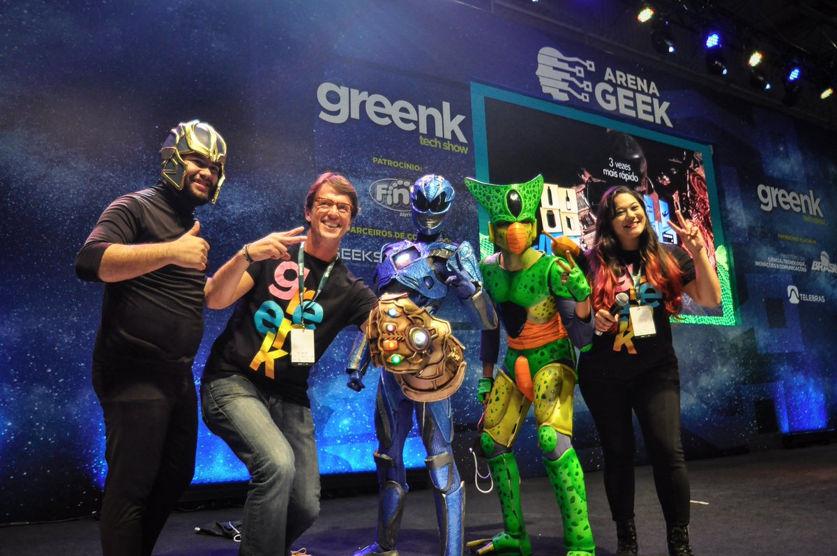 greenk_oficial's tweet photo. Olhem que irado nosso momento TBT de hoje:
#GoGreenk #MovimentoGreenk #PraCegoVer: imagens de fundo azul mostrando alguns cosplayers que se apresentaram no evento Greenk Tech Show 2018 e também a imagem de um homem carregando uma sacolinha do verdejando com uma planta dentro. https://t.co/hyHRglwy04