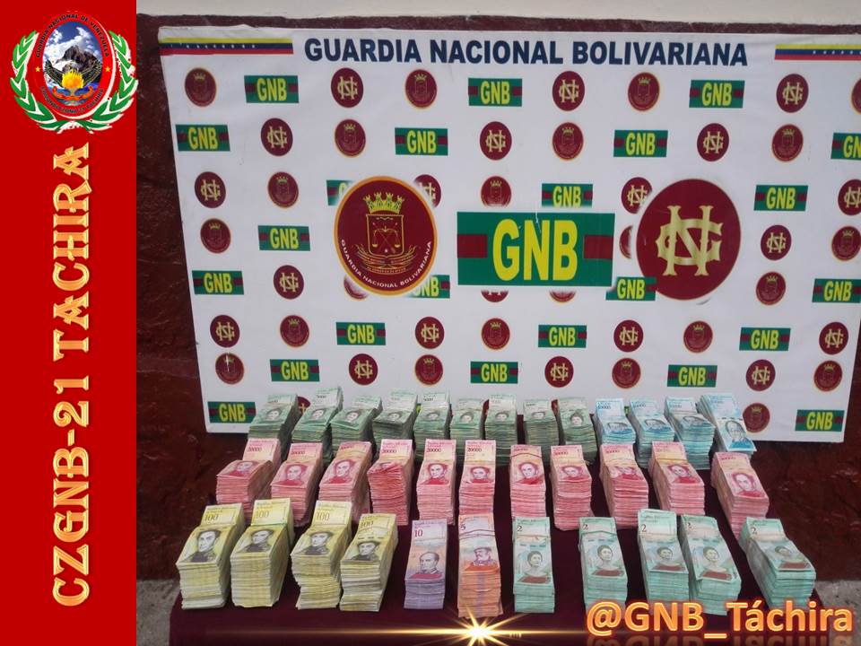 FANB #GNB Efectivos del @GNB_TachiraD213 en punto de control movil Caño Amarillo efectuaron la retencion de 461.720.000 Bs.F. y 9.605 Bs.S.  del  cono monetario, que pretendían ser llevados al vecino país bajo la presunta modalidad de contrabando.<a href="/GNBoficial/">GNB FANB</a> @LopezVargasR