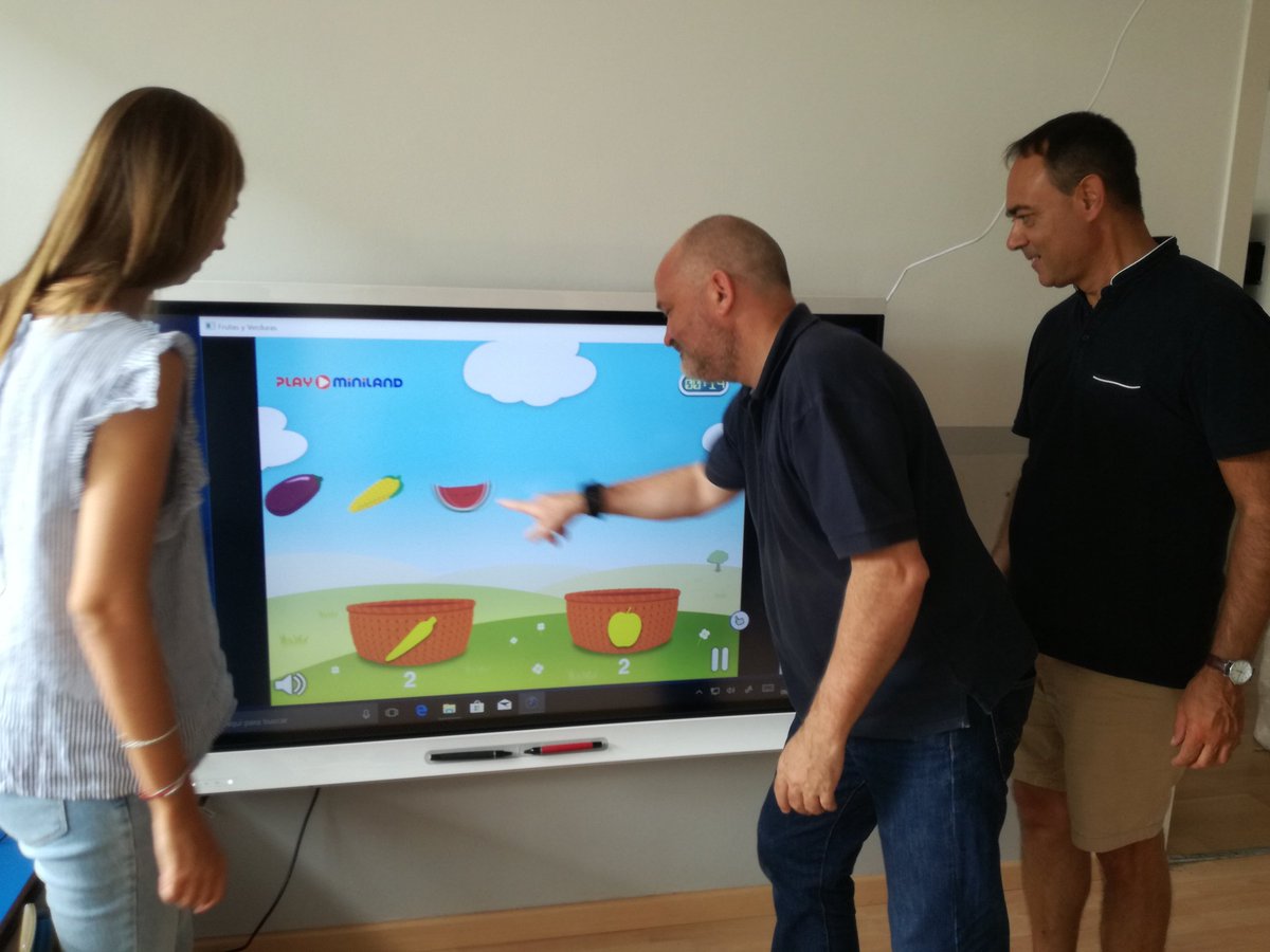 rmsantaisabel's tweet photo. Aquest curs estrenem noves #pissarres #digitals a #p5. Les #profesRmsi aprenen com treure'n el màxim profit en el procés d'aprenentatge. Bona feina! #innovacióeducativa #vueltaalcole #aprenderjugando #InnovacionEducativa https://t.co/2YJIQ3nC17