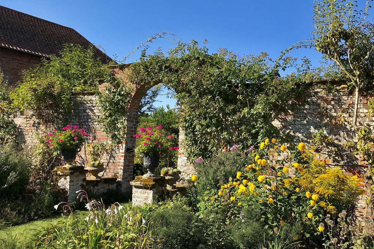 CatherineEsse's tweet photo. Romantic @NTGunbyHall 🏰 last Sunday; #Tennyson ‘s ‘haunt of ancient peace’ 🏰✨ & former home of pioneering Emily #Massingberd 🗳 #Haunted too, the ‘Ghost Walk’ where the spectre of a murderd servant still drifts, destined to wait eternally for his lover ✨💞#Folklorethursday https://t.co/yFpCcRJPZR