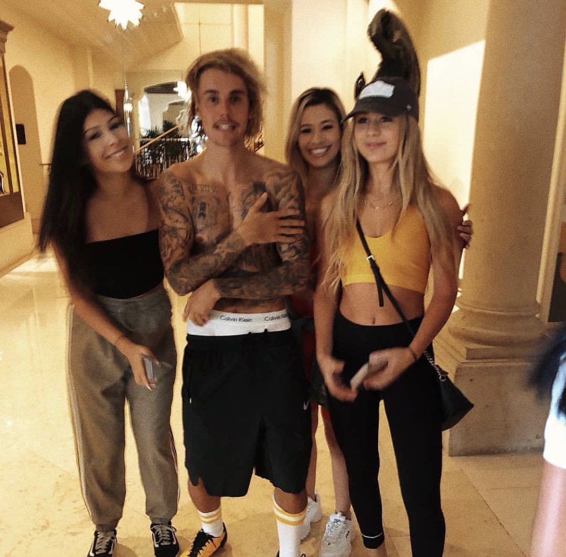 ProjetoKidrauh's tweet photo. CADÊ VOCÊS BELIEBERS?APAREÇA PARA VOTAR, VAMOS DAR ESSE PRÊMIO AO JUSTIN, ELE CONCORRE NA CATEGORIA, "THE SOCIAL CELEBRITY" NO PCAs!

#JustinBieber #TheSocialCelebrity #PCAs
@justinbieber https://t.co/2esxzJOiXi