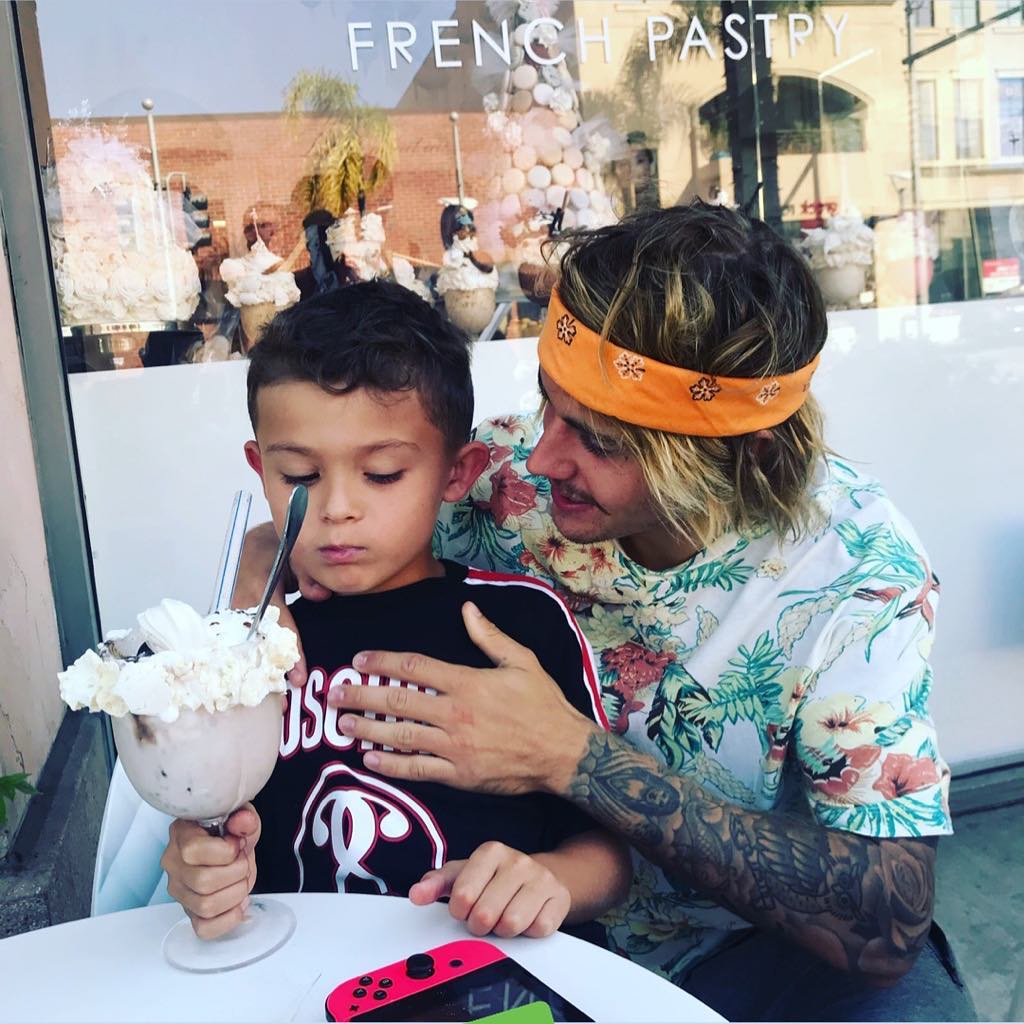 ProjetoKidrauh's tweet photo. CADÊ VOCÊS BELIEBERS?APAREÇA PARA VOTAR, VAMOS DAR ESSE PRÊMIO AO JUSTIN, ELE CONCORRE NA CATEGORIA, "THE SOCIAL CELEBRITY" NO PCAs!

#JustinBieber #TheSocialCelebrity #PCAs
@justinbieber https://t.co/2esxzJOiXi