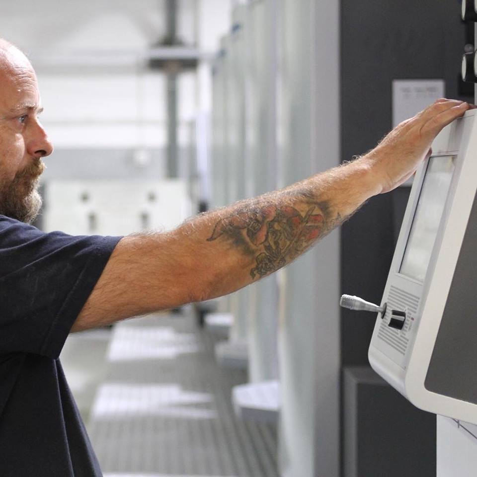HeidelbergSpain's tweet photo. Ediciones Gráficas Rey con su Speedmaster CX 102-5 #speedmaster #speedmastercx102 #commercialprinting #enjoyprinting https://t.co/RsXQ2fq6oB