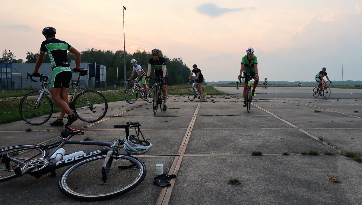 Trainingsavond+. Dinsdagavond werden onze leden tijdens de (bochten) training getrakteerd op koffie met heerlijke cake van Bakker Gerard. Matthijs heeft een aantal foto's online gezet. Deze zijn hier te vinden tinyurl.com/yaz2ynh4 #RTCHENGELO #trainingsavond+