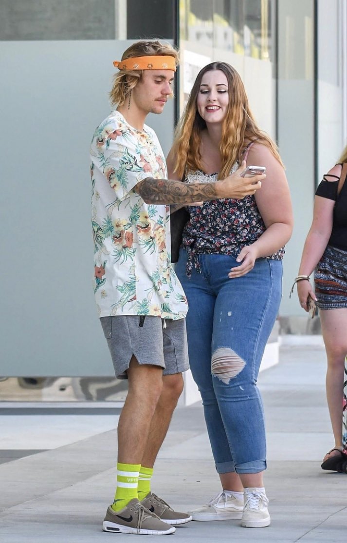 ProjetoKidrauh's tweet photo. CADÊ VOCÊS, JUSTIN ESTÁ PERDENDO ESSA VOTAÇÃO, VAMOS NÓS UNIR, PARA DAR ESSE PRÊMIO A ELE BELIEBERS.
#JustinBieber #TheSocialCelebrity #PCAs
@justinbieber https://t.co/cfVuvDThU9