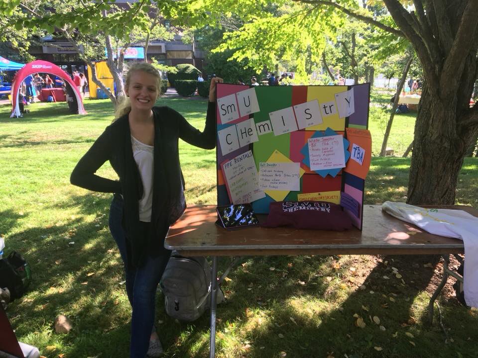 SMUChemistry's tweet image. Make sure to stop by the quad today from 10-4 to sign up for the SMU chemistry society and meet this years executives!!