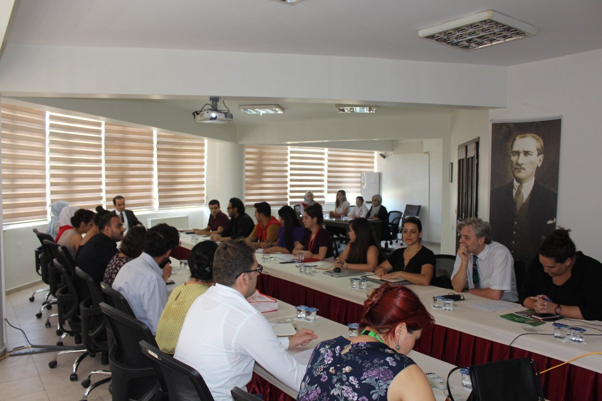 ailesosyalhatay's tweet photo. İl Müdürlüğümüz toplantı salonunda saat 14:00' da Geçici koruma statüsündeki Suriyeli' ler başta olmak üzere yabancıların ihtiyaçlarının tespitine yönelik hane ziyaretleri ve saha çalışması için valiliğimizden izni bulunan dernek ve vakıflarla koordinasyon toplantısı yapıldı. https://t.co/vsdsmUIHWJ