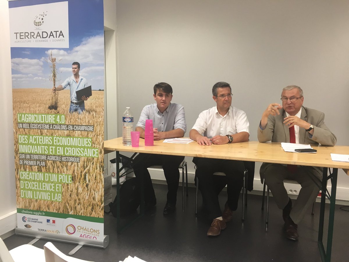 AliceTaris's tweet photo. C’est parti pour l’agriculture connectée avec #Terradata à @foiredechalons #innovation #numérique #interopérabilité @GrandENov @bsimon57 @fperolat https://t.co/78XM0y1cfb