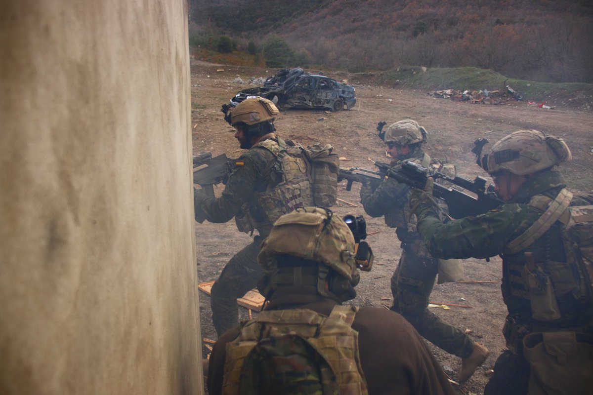 tacticalporn's tweet photo. Spanish Army SOF members during a breaching exercise in Jaca, Spain. 

@MADOC_ET #MOE #SpanishSOF #SpanishArmy #SpecialForces #SF @EjercitoTierra https://t.co/Amb2XgqksK