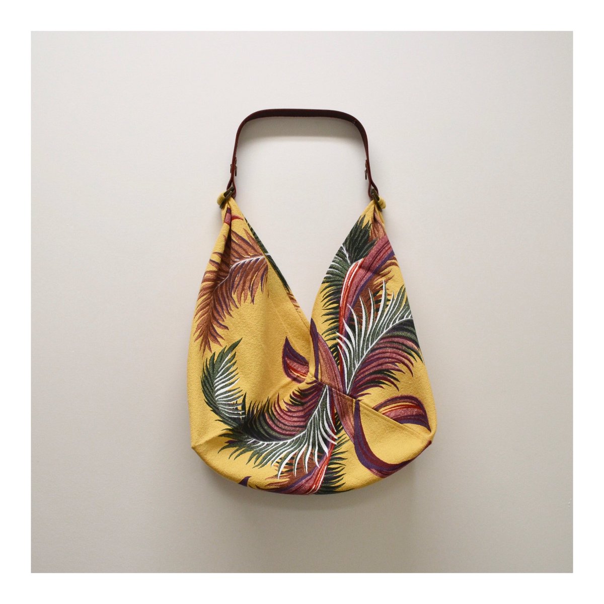 mybukuro's tweet photo. Gorgeous vintage Barkcloth! Love the combination of the mustard background with the forest green and deep red palm fronds.
#localhandmade #vancouverisawesome #mybukuro #sustainablefashion #madeinvancouver #madeincanada #slowfashionmovement #firstpickhandmade #firstpickyvr https://t.co/HyBrmPoAnv