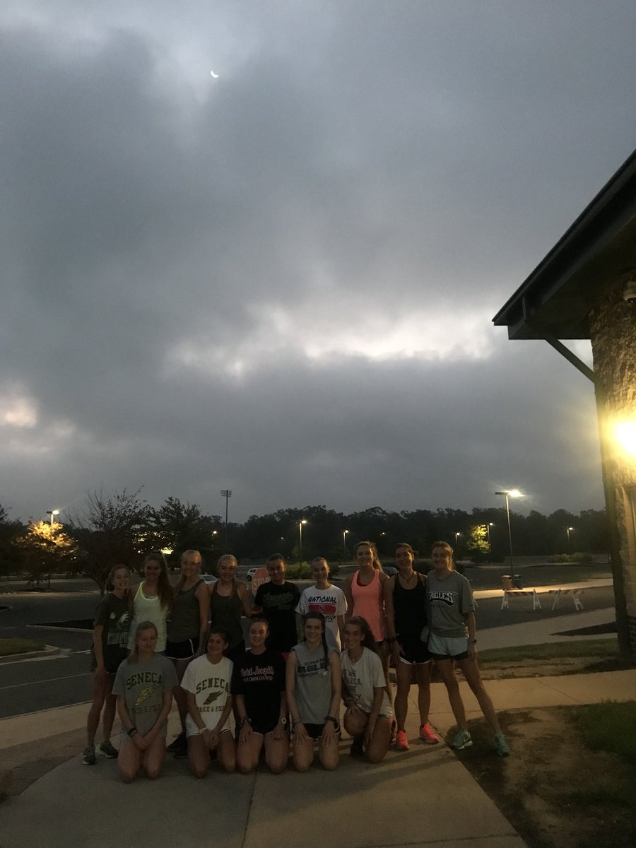 SenAthletics's tweet image. Too hot to run in the sun today, so we just get our run in before the sun even comes up! #6amrun #dedication #beattheheat #thatsthemoon #senxc18