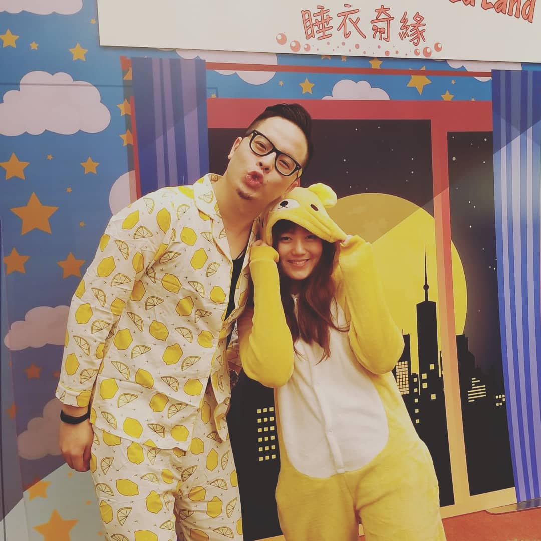 TerenceSO1's tweet photo. 而個造型，夠唔夠入型入格先? 無論轉幾多間公司，我都要上台表演........
Which style you like? Gotta perform on-stage no matter which company I join..
#空中飛人 #flyingman #staffparty #kowloonshangrila #Ksl #shangrila #員工派對 #九龍香格里拉 #pajamas #teamwork #teamspirit https://t.co/BcVEaE18Pi