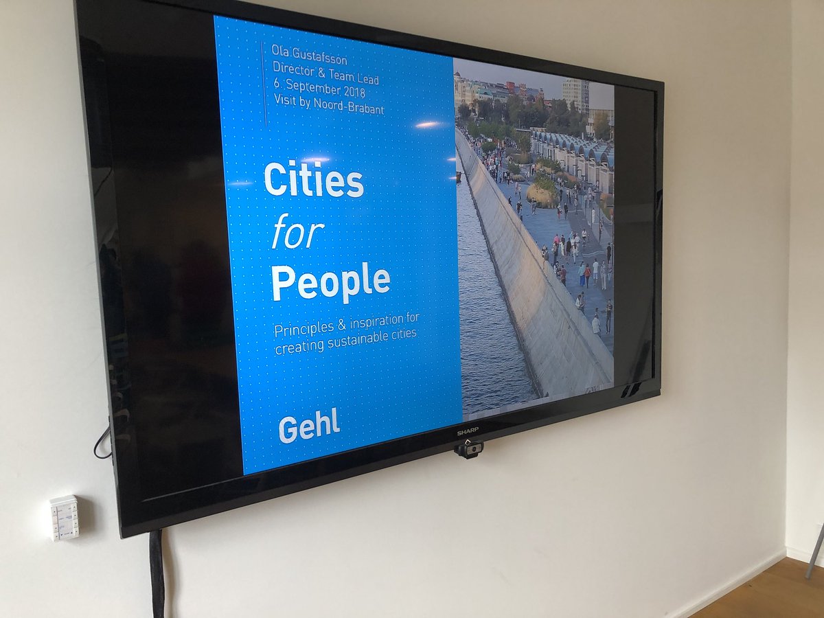 Stads_Kracht's tweet photo. Inspirerende presentatie van mondiaal toonaangevende stadsarchitect openbare ruimte @citiesforpeople #Gehlarchitects De mens centraal i.p.v. gebouwen https://t.co/gY2ee2540F