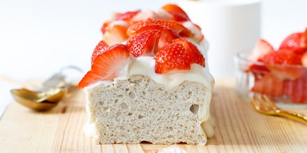 Deze wolkjescake gezoet met de zoetstof stevia bevat 35% minder calorieën dan een variant gezoet met suiker. Een recept van Mariette van Tuyl van <a href="/Zoetrecepten/">Zoetrecepten</a> http//ow.ly/irSJ30lI5yz
