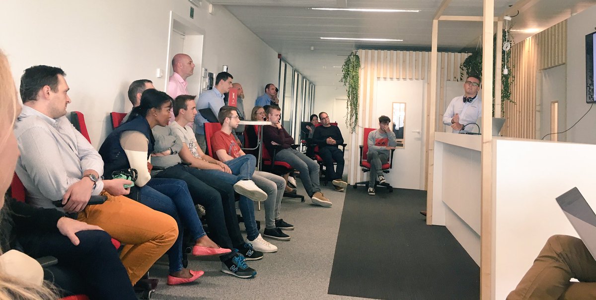 CHILI_publish's tweet photo. Group huddle! Talking business and ideas - looking and working forward. #teamwork https://t.co/UJv2bPan9r