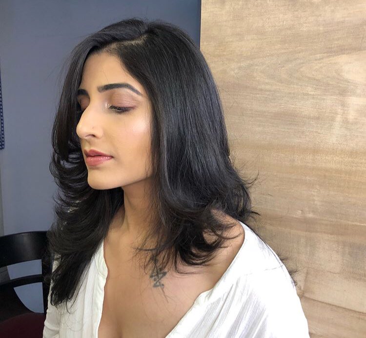 salonibatra_29's tweet photo. It’s cloudy with a chance of radiant ❤️
#minimalmakeuplook #todayslook #venicefilmfestival2018 https://t.co/T7RETb5Twx
