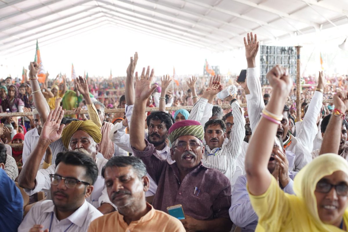 VasundharaBJP's tweet photo. आज #RajasthanGauravYatra के तहत बीकानेर के खाजूवाला विस के पूगल में आयोजित जनसभा में उमड़ा जनसैलाब इस बात की गवाही दे रहा है कि @BJP4Rajasthan की सरकार पर और पिछले साढ़े 4 सालों में हमारे द्वारा संचालित की जा रही जनकल्याणकारी योजनाओं पर जनता का अटूट विश्वास है।
#PeopleFirst https://t.co/SO8sQlGVfm