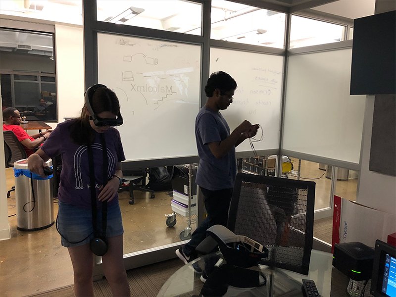 hardwarehacklab's tweet image. .@magicleap landed at the #HardwareHackLab #meetup last night. Lots of excitement in the room. Come join us next Wednesday to give it a try and work with others on what to build with it. #MagicLeapOne