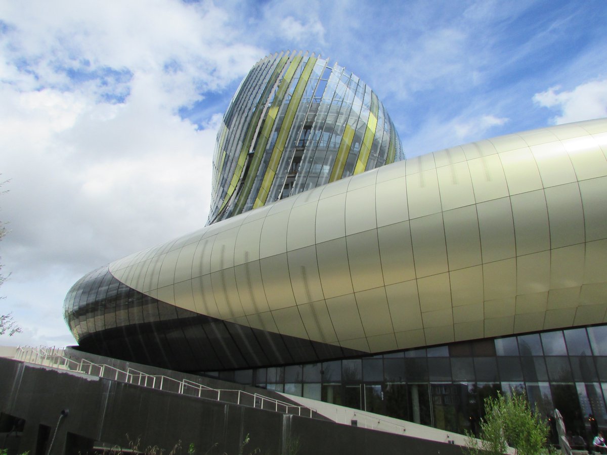 Lecoinvoyageurs's tweet image. Un #jeudiarchi sur le thème du vin et de l'oenotourisme avec le curieux bâtiment de la Cité du vin de Bordeaux (à visiter absolument !).