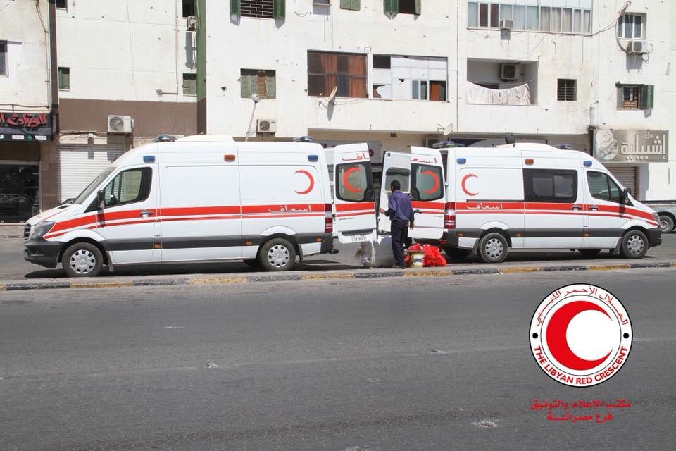#ليبيا_الآن | قامت غرفة الطوارئ في فرع الهلال الاحمر الليبي #مصراته بتجهيز سيارات الإسعاف تحسباً لأي طارئ قد يحدث في ظل الأحداث الدائرة في مدينة #طرابلس.