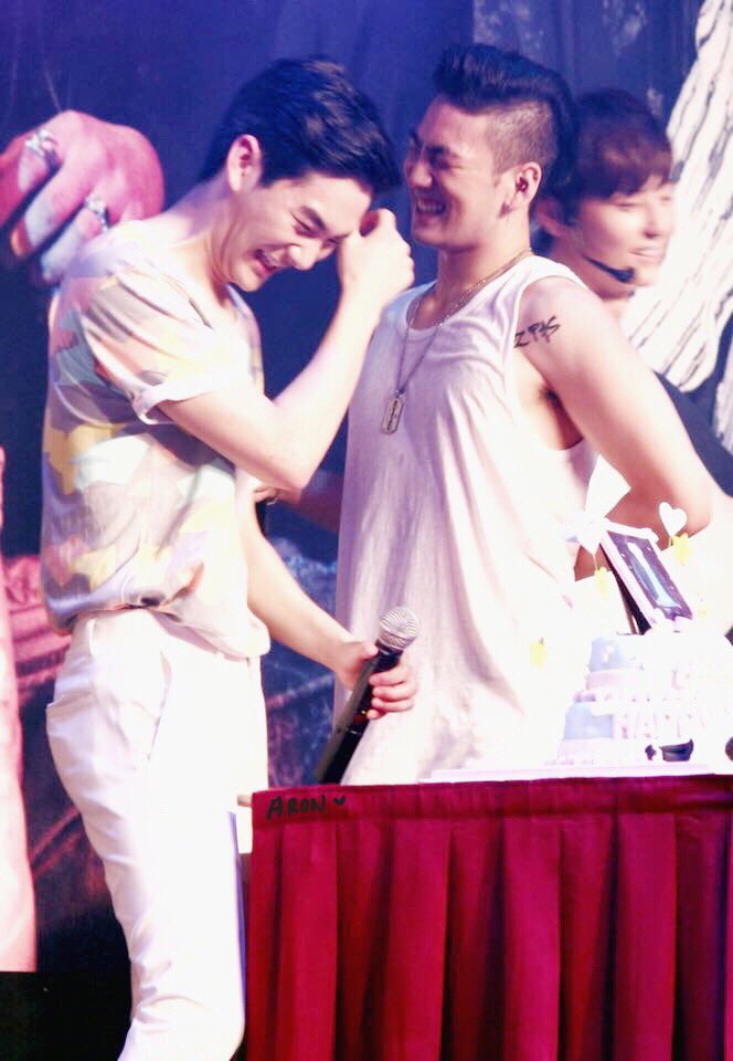 JustAronForAron's tweet photo. 150720 #NUEST Showcase in Hongkong #뉴이스트 I’m Bad album #렌 #민현 #아론 #백호 #JR 🐯🤣🐶 #Baekho #Aron #BaekRon #NUESTW https://t.co/k4EndKlkSz