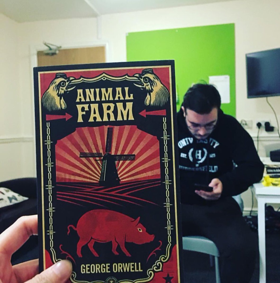 Kentertain2's tweet photo. #ReadABookDay one of my favourites! Bought a copy for the girlfriend as it was recommended to her by her tutor! #orwell #animalfarm https://t.co/Sm7b8ljhl9