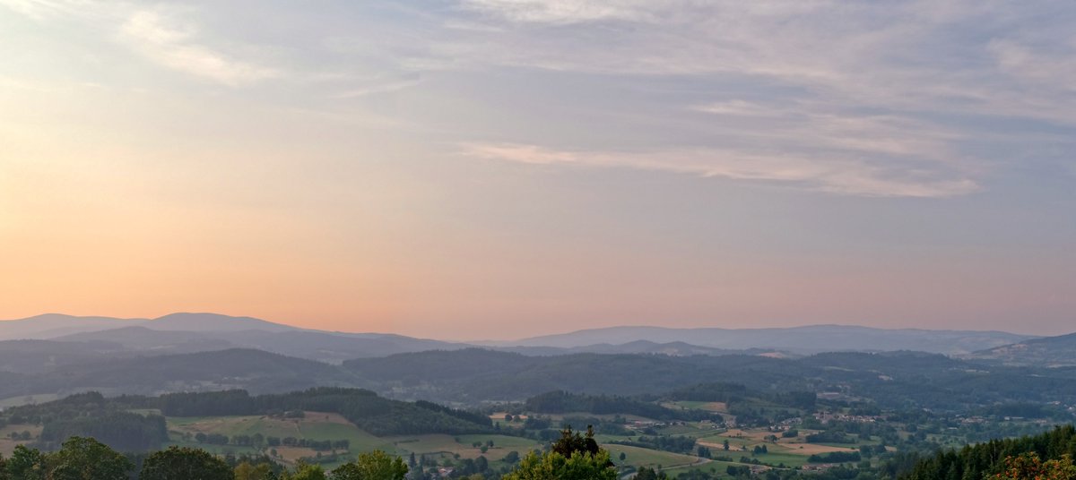jacoletwit's tweet photo. Les Monts du #Forez depuis le #VVFVillages de Saint-Jean-La-Vêtre dans la #Loire, une vue magnifique et un beau souvenir de vacances pour le #JeudiPhoto https://t.co/USFRRcXep9