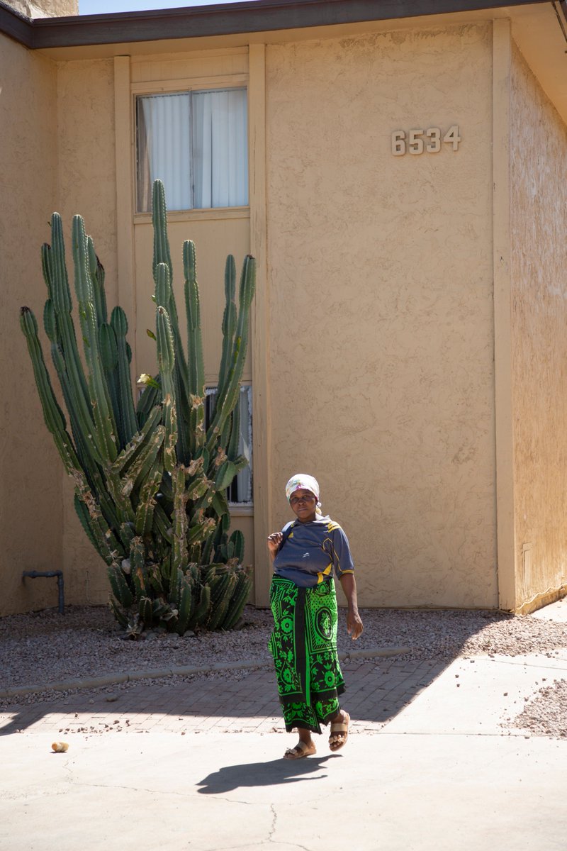 yasmintajik's tweet image. A refugee resettled from an African country, strolls through her apartment complex in central Phoenix. I was there in partnership with @GatherHumanity to document volunteers setting up an apartment for an incoming refugee family. #refugees #phoenix #documentphotography