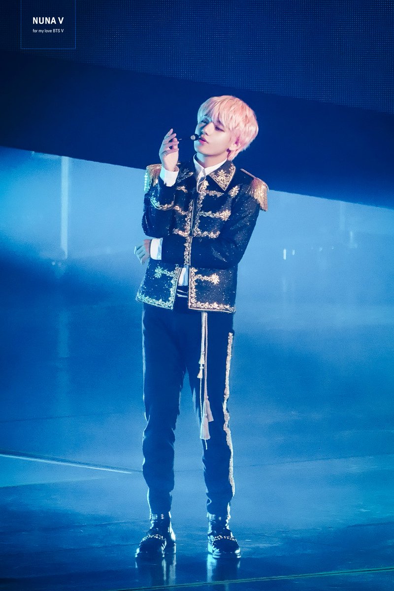 _nuna_V's tweet photo. 180905 LYS tour in LA
제복 너무 멋있어💜
#태형 #태태 #뷔 #V #BTS 
@BTS_twt https://t.co/kYvAM666pK
