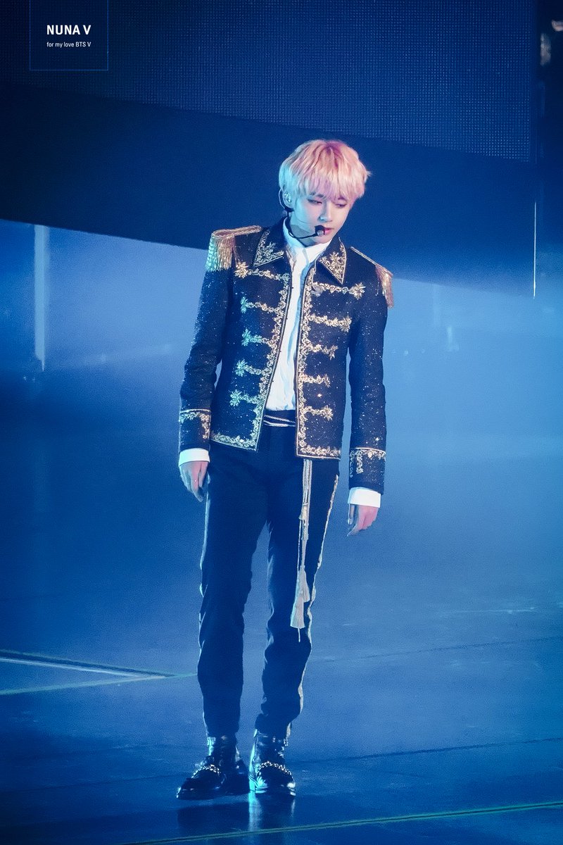 _nuna_V's tweet photo. 180905 LYS tour in LA
제복 너무 멋있어💜
#태형 #태태 #뷔 #V #BTS 
@BTS_twt https://t.co/kYvAM666pK