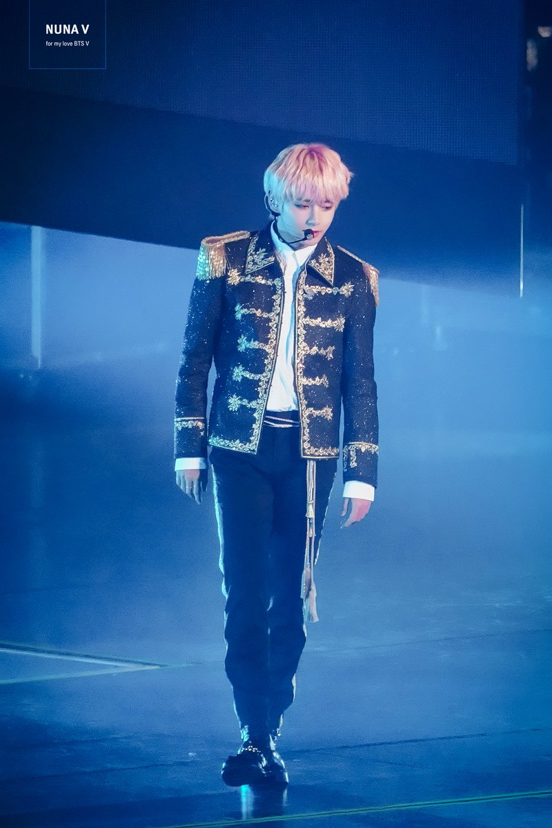 _nuna_V's tweet photo. 180905 LYS tour in LA
제복 너무 멋있어💜
#태형 #태태 #뷔 #V #BTS 
@BTS_twt https://t.co/kYvAM666pK