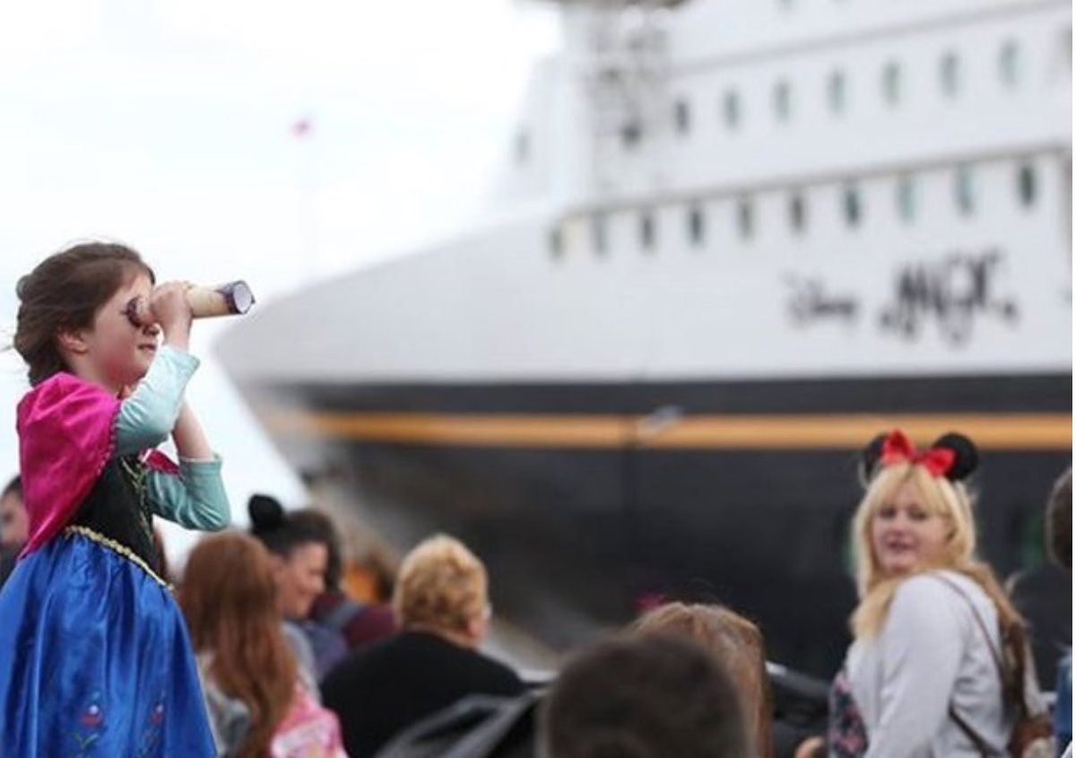 The Disney Magic’s cruise ship is officially on its way to Liverpool’s Princess Dock! Make sure you dress to impress in a Disney Outfit! 
Mickey will be waiting for you all from 4:00pm till 7:45pm for the special event #pierheadvillage #liverpool 🌊🛳 Photo cred: @CruiseLpool