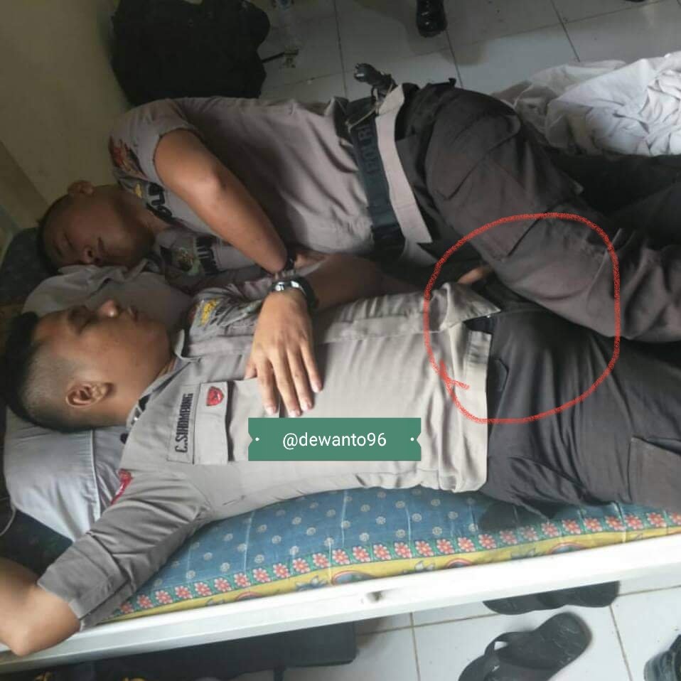 Lokal sotwe. Ngocok kontol Polisi Indonesia. Sotwe Anak coli. Video coli.