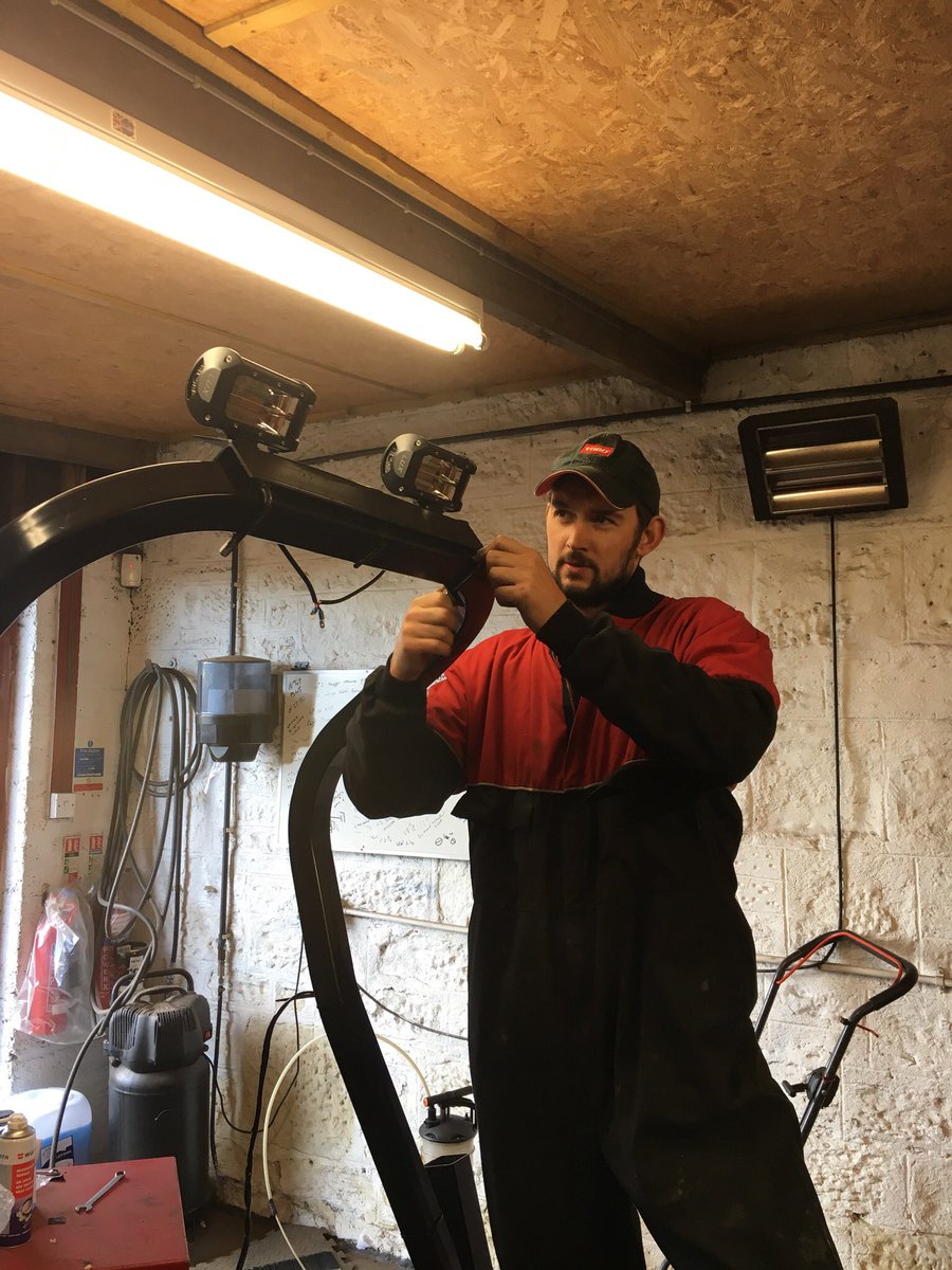 SeanWalker1562's tweet photo. The Sean Walker light bar Is born ! Fabricated light bar๐จโ๐ญand wired up 2x, 72w LED spot lights, perfect for these dark mornings. #mechanic #Engineer #welding #fabriction #greenkeeping https://t.co/KCGRowoSac