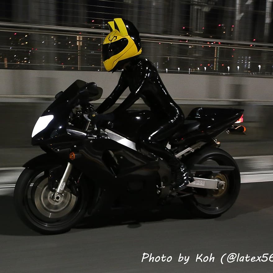 O Sashimi 黒の日 アヌビスは全身黒のコンセプトなのです セルティは黒いバイク買って撮影しましたなぁ ˊ ˋ O Sashimi 黒の日 アヌビスは全身黒のコンセプトなのです セルティは黒いバイク買って撮影しましたなぁ ˊ ˋ