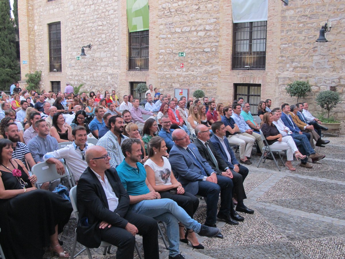 dipujaen's tweet photo. El @barabesjaen ha acogido la presentación del @JaenFS para la temporada 2018/19, la 6ª consecutiva en @LNFS89 💛💚💛El presidente de @dipujaen @pacoreyesm celebra el orgullo y la ilusión que el Jaén Paraíso Interior FS despierta en toda la provincia https://t.co/3saUQreqel https://t.co/6LhrQza9So