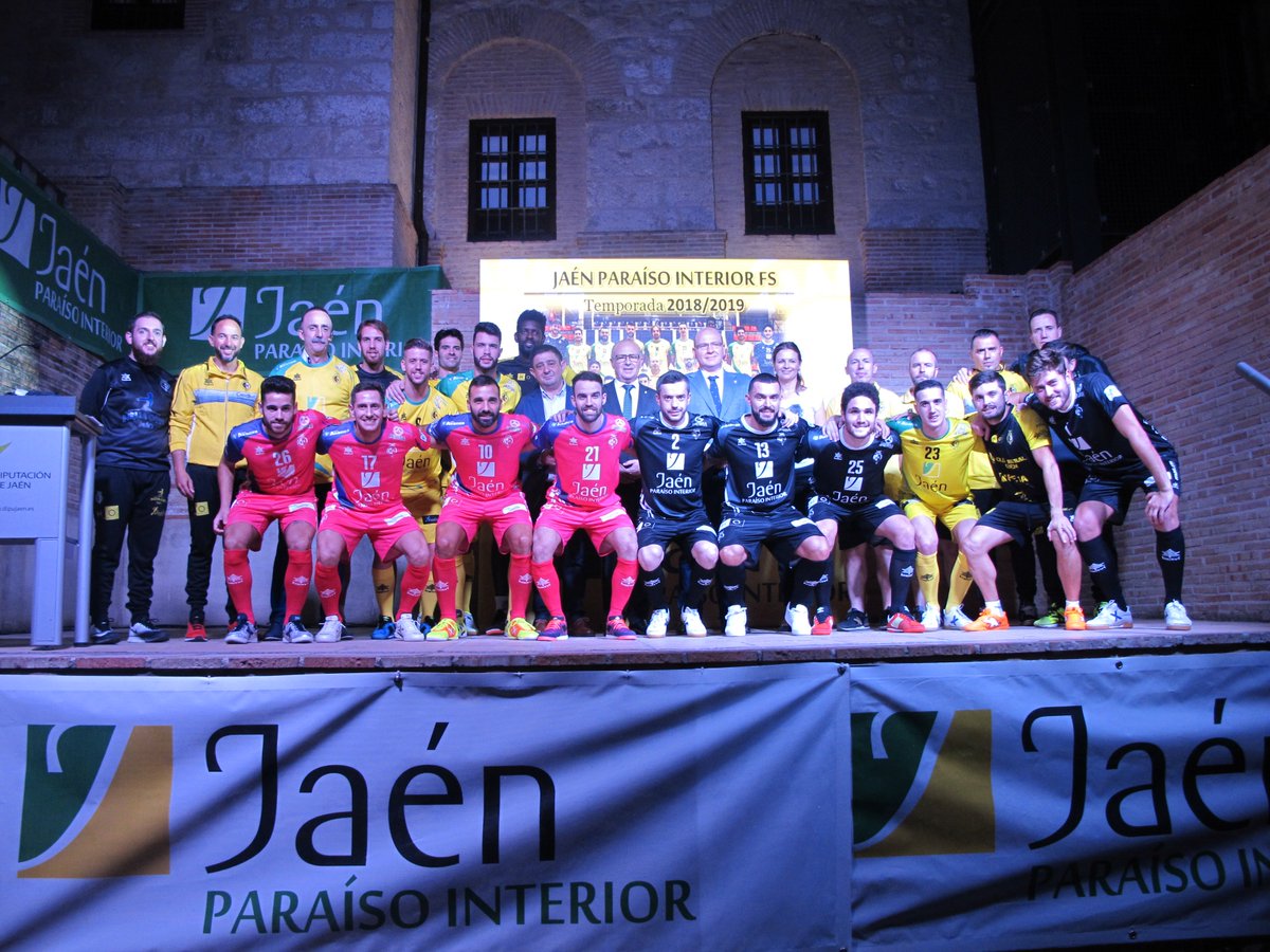 dipujaen's tweet photo. El @barabesjaen ha acogido la presentación del @JaenFS para la temporada 2018/19, la 6ª consecutiva en @LNFS89 💛💚💛El presidente de @dipujaen @pacoreyesm celebra el orgullo y la ilusión que el Jaén Paraíso Interior FS despierta en toda la provincia https://t.co/3saUQreqel https://t.co/6LhrQza9So