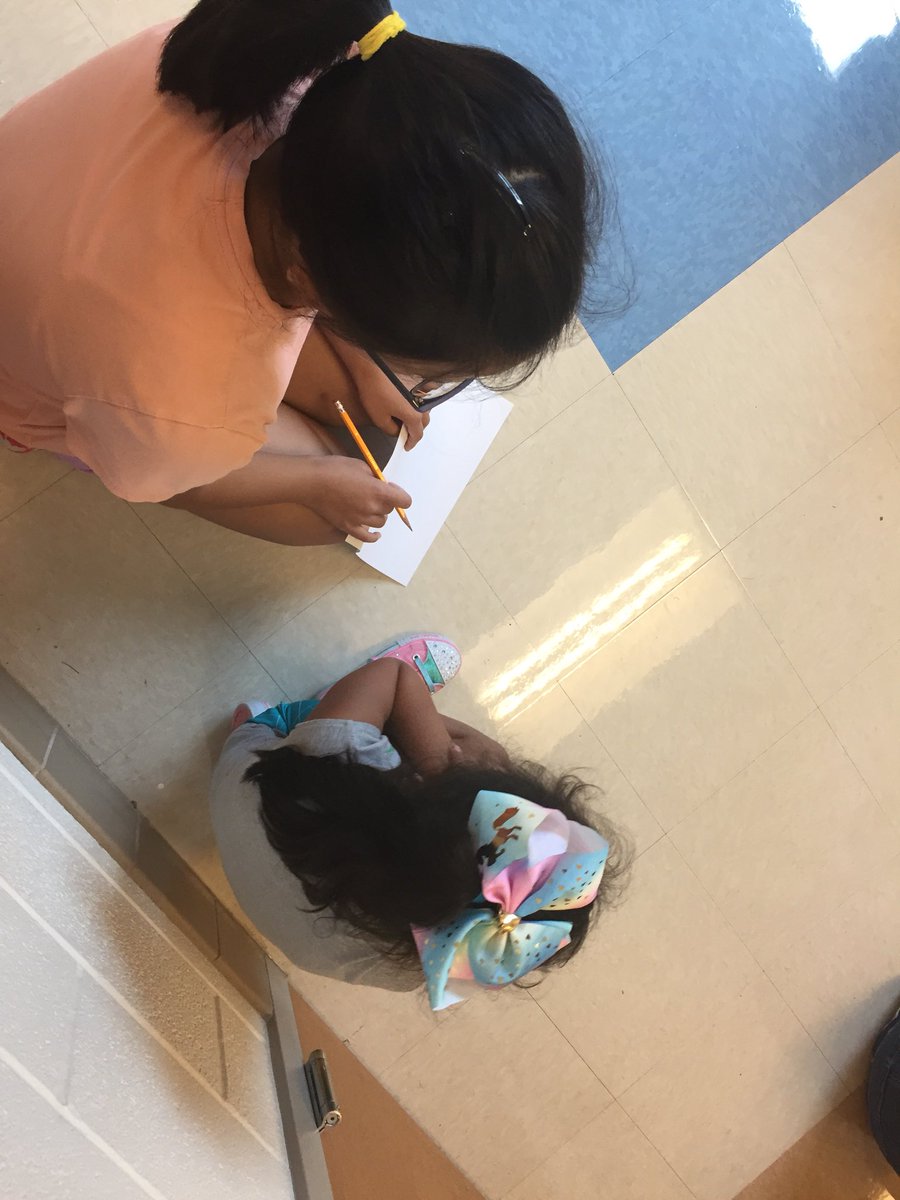 OakesWWES's tweet photo. We love our kindergarten buddies! Good advice overheard being given from fifth grader to his kindergarten buddy: “Don’t kiss your book - read it!” https://t.co/vQ28MOlttR