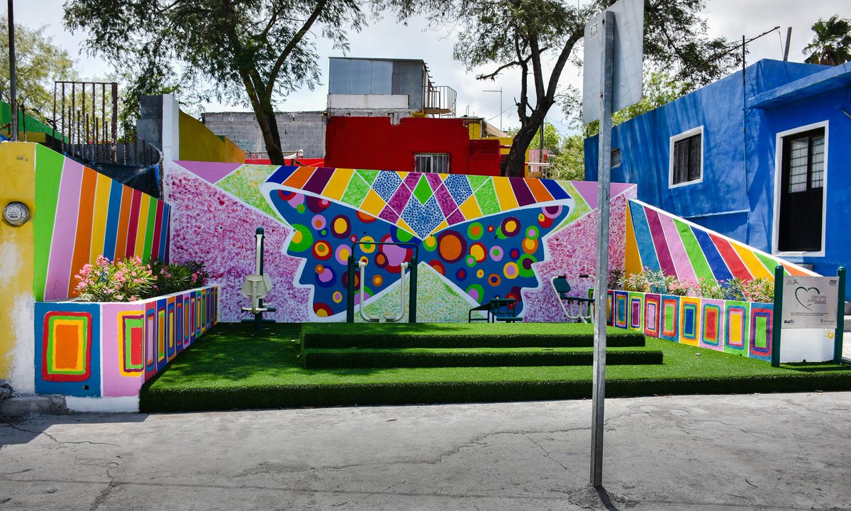SanPedroNL's tweet photo. El espacio anteriormente era utilizado como basurero y con las gestiones de las madrinas e inversionistas se ha logrado rehabilitar como área de convivencia, gimnasios al aire libre, bancas, pasto sintético, plantas florales y murales realizados por los @padrinosjovenes y vecinos https://t.co/7FcOr8agpw