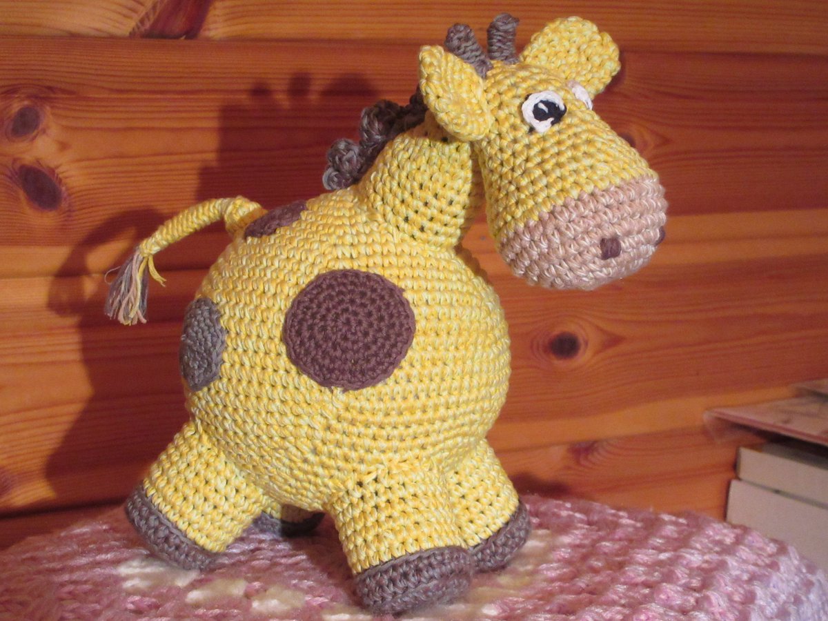 Catalyzator's tweet photo. FERDIG ! #Giraff #Ku #Raring (opprinnelig oppskrift 16 cm høy modifisert til 26 cm ) #Hekledilla #Crochet #DropsSafran-dobbel @Garnstudio https://t.co/fxGaKVCyUI