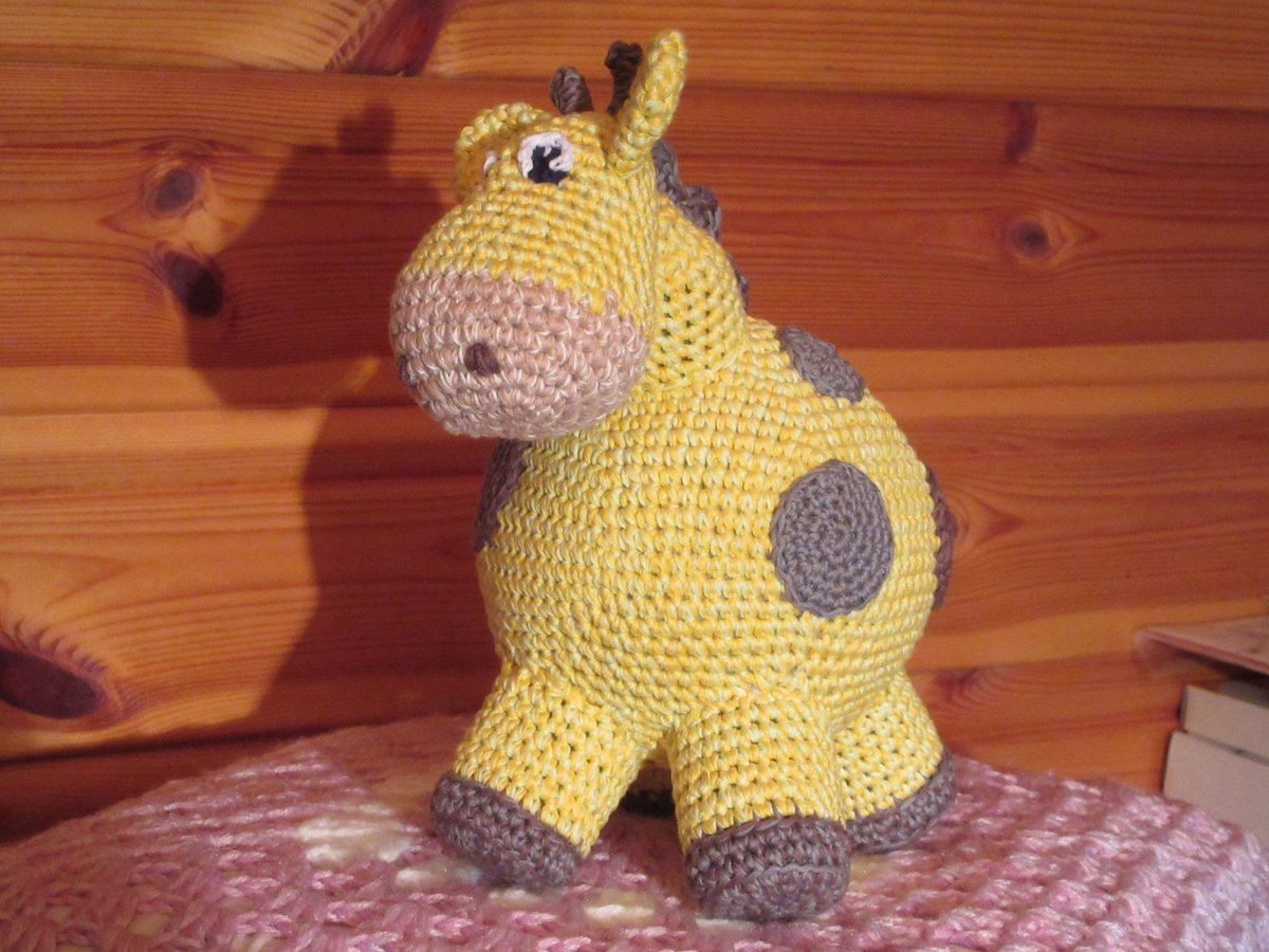 Catalyzator's tweet photo. FERDIG ! #Giraff #Ku #Raring (opprinnelig oppskrift 16 cm høy modifisert til 26 cm ) #Hekledilla #Crochet #DropsSafran-dobbel @Garnstudio https://t.co/fxGaKVCyUI