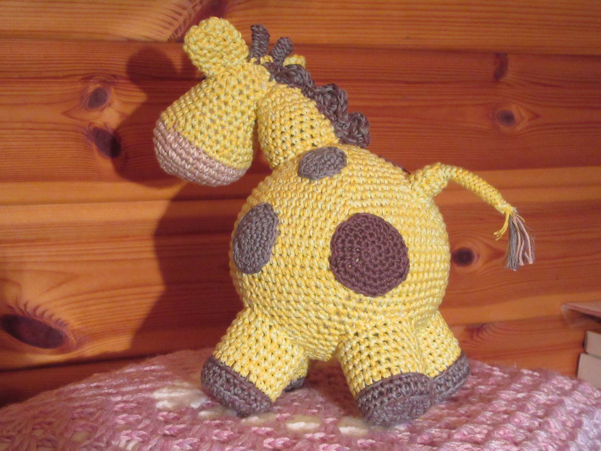 Catalyzator's tweet photo. FERDIG ! #Giraff #Ku #Raring (opprinnelig oppskrift 16 cm høy modifisert til 26 cm ) #Hekledilla #Crochet #DropsSafran-dobbel @Garnstudio https://t.co/fxGaKVCyUI