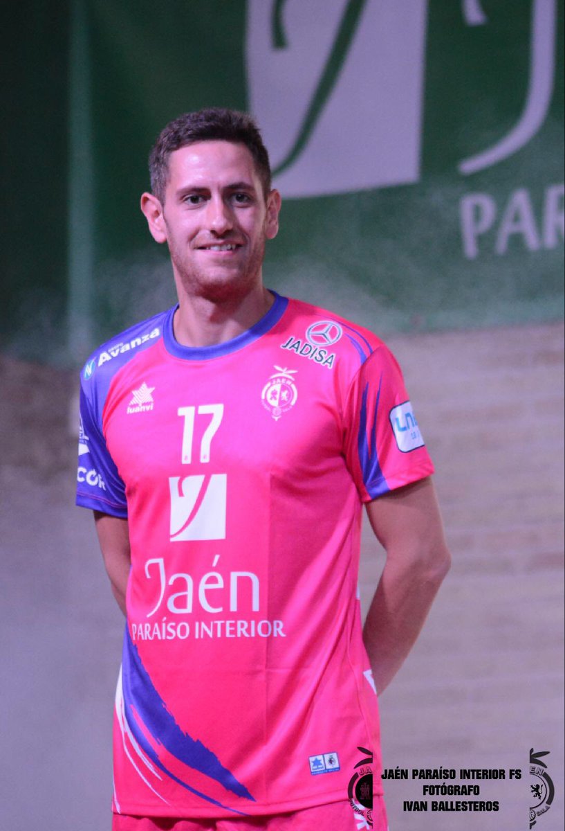 JaenFS's tweet photo. Las nuevas vestimentas oficiales de la temporada 18-19 brillaron sobre el escenario del patio de los @barabesjaen.

#PresentaciónOficial https://t.co/Rdt7zjNzw0