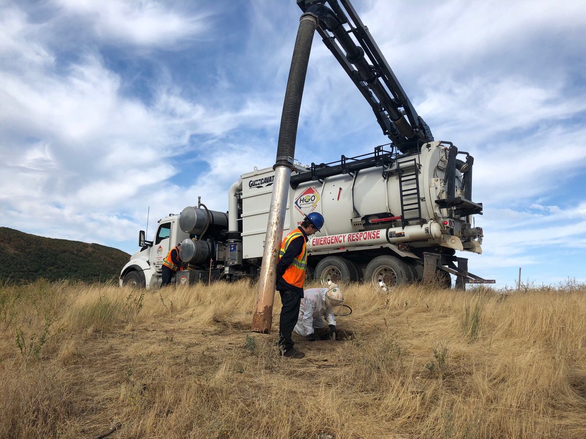 JobsH2o's tweet photo. Working with our Vacuum truck to help locate a natural gas pipeline…we had to go down 28’ to find it! We are lucky to work in areas where the backdrops are so beautiful😊

#slc #teamwork #hazmatlife #joinourteam #newopportunity #ppe https://t.co/lKAieg3VbA