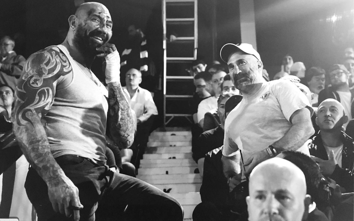 Having a laugh with <a href="/DaveBautista/">Ba☦️is✝️a</a> on the terraces just before the mayhem starts.!

We had fun shooting #FinalScore

#filmmaking #Movies #stunts 🎬😎